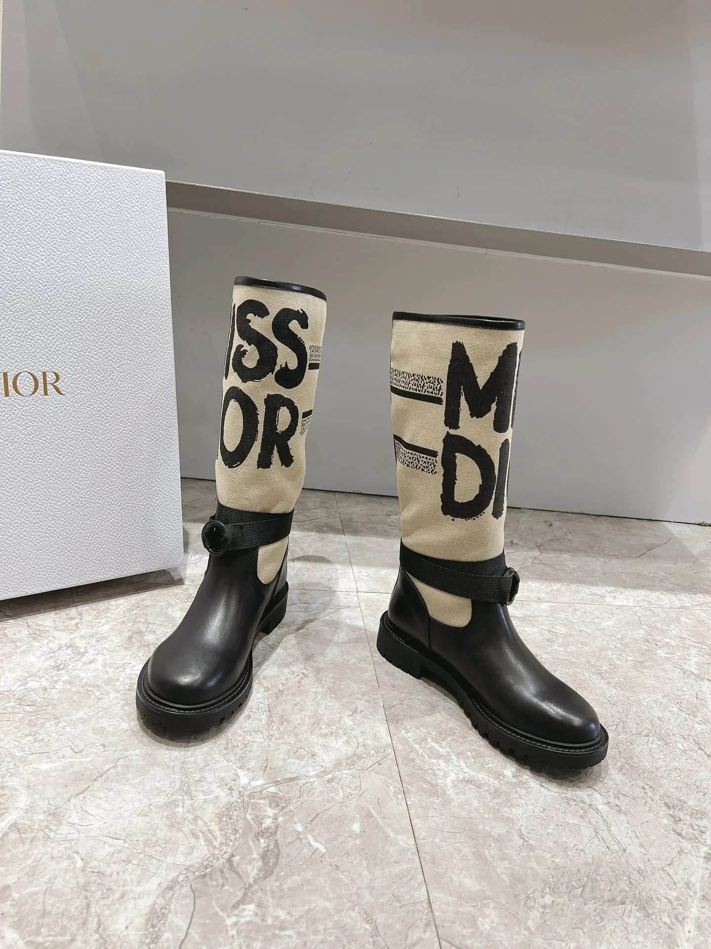 👟👟Ex-factory price 820👟👟 D-Major boots use unique design elements to create a striking appearance. Crafted from black technical fabric and calf leather, it's easy to put on and take off. Taking inspiration from the Dior Book Tote bag, it features a two-tone "Christian Dior" signature on the top. Adjustable nylon straps with "CD" logo and rippled rubber soles set the tone for the bold silhouette. The boot shaft is decorated with the "Christian Dior" logo. The ankle is surrounded by a technical fabric band with brass rings. Notched rubber soles are decorated with Christian Dior's lucky star symbol. Upper: cowhide stitching fabric. Outsole: original molded outsole. Size: 35-41 (40.41 customization is not returnable)